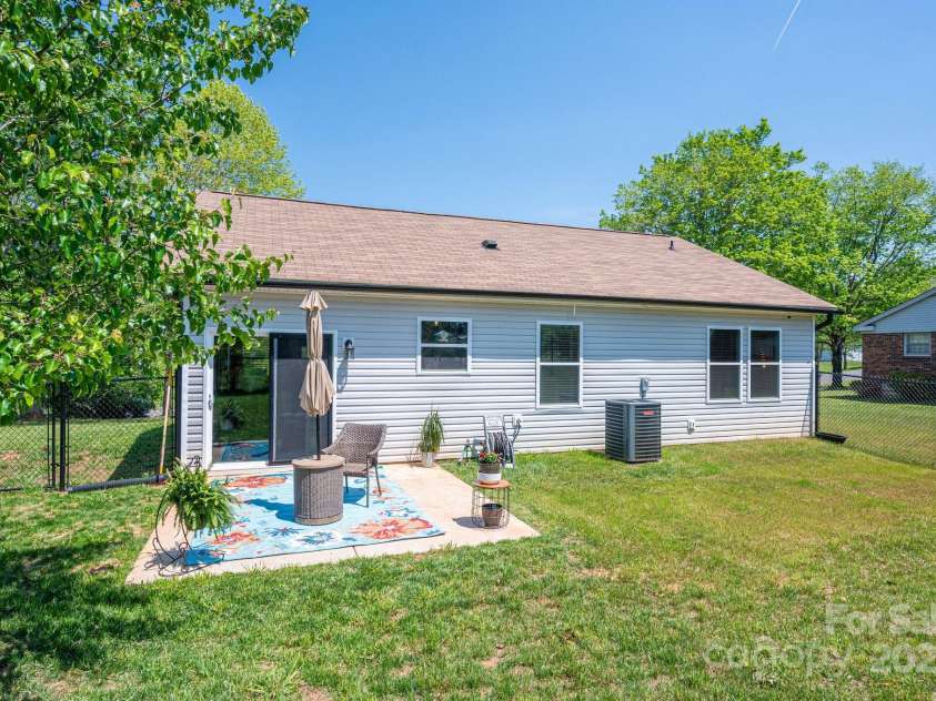 3121 Suffolk Drive, Shelby, NC 28152.  MLS# CAR4248297, YatesRealty ID 21459. 