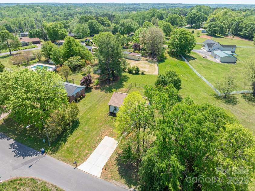 3121 Suffolk Drive, Shelby, NC 28152.  MLS# CAR4248297, YatesRealty ID 21459. 