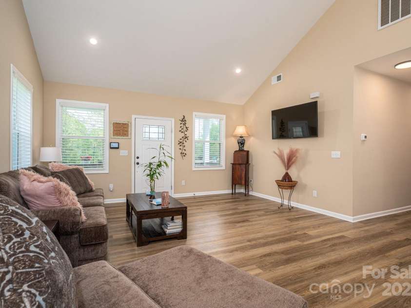 3121 Suffolk Drive, Shelby, NC 28152.  MLS# CAR4248297, YatesRealty ID 21459. 