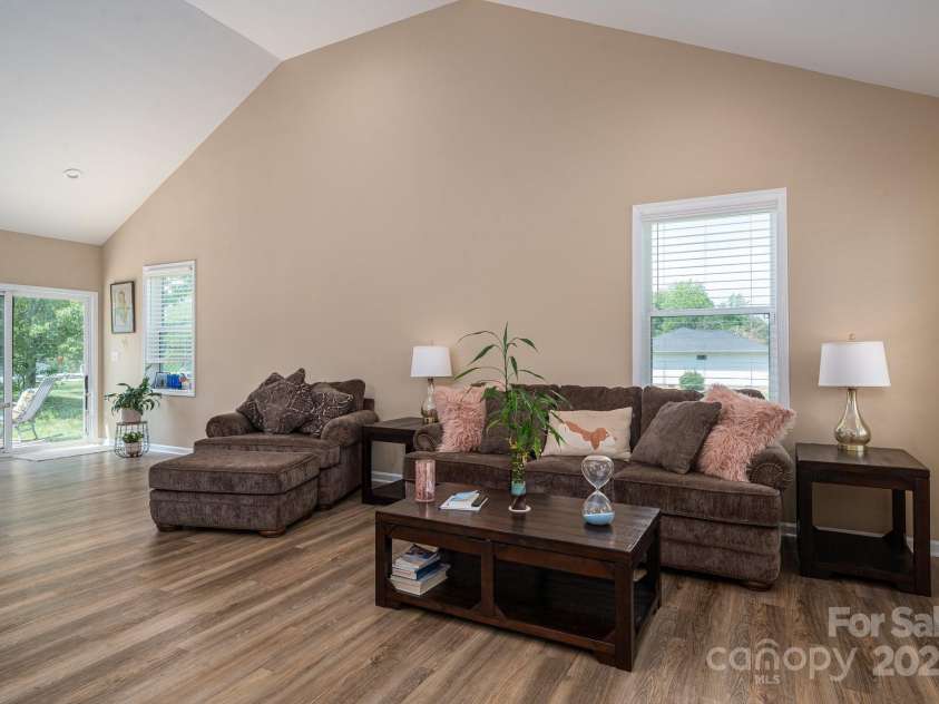 3121 Suffolk Drive, Shelby, NC 28152.  MLS# CAR4248297, YatesRealty ID 21459. 