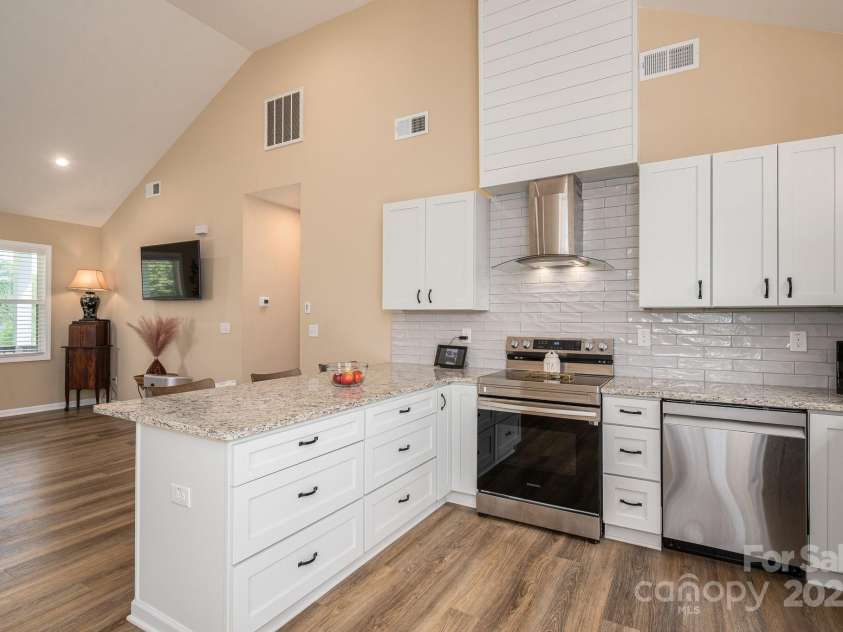 3121 Suffolk Drive, Shelby, NC 28152.  MLS# CAR4248297, YatesRealty ID 21459. 