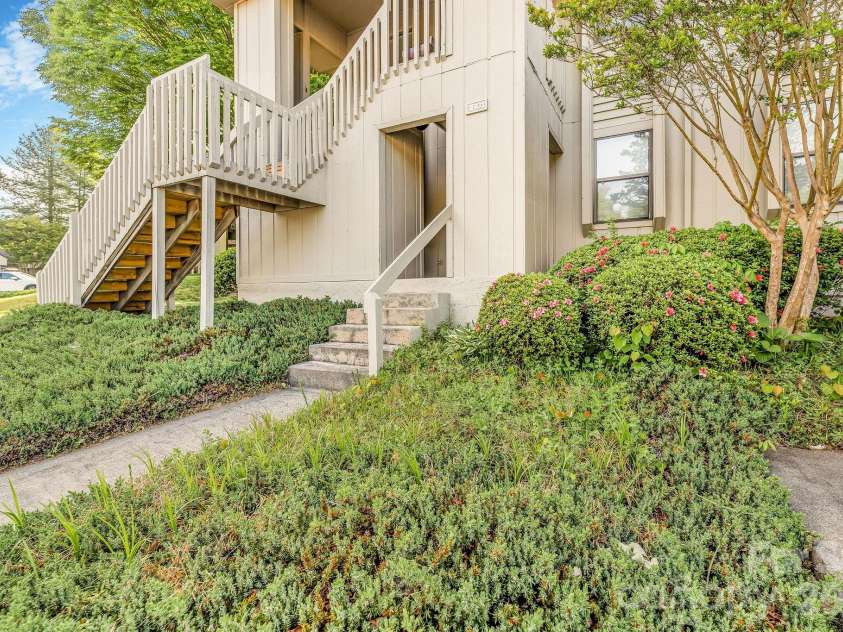 1801 Abbey Circle, Asheville, NC 28805.  MLS# CAR4347579, YatesRealty ID 21462. 