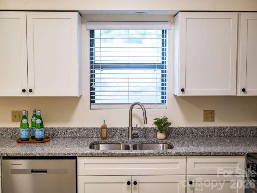 1801 Abbey Circle, Asheville, NC 28805.  MLS# CAR4347579, YatesRealty ID 21462. 