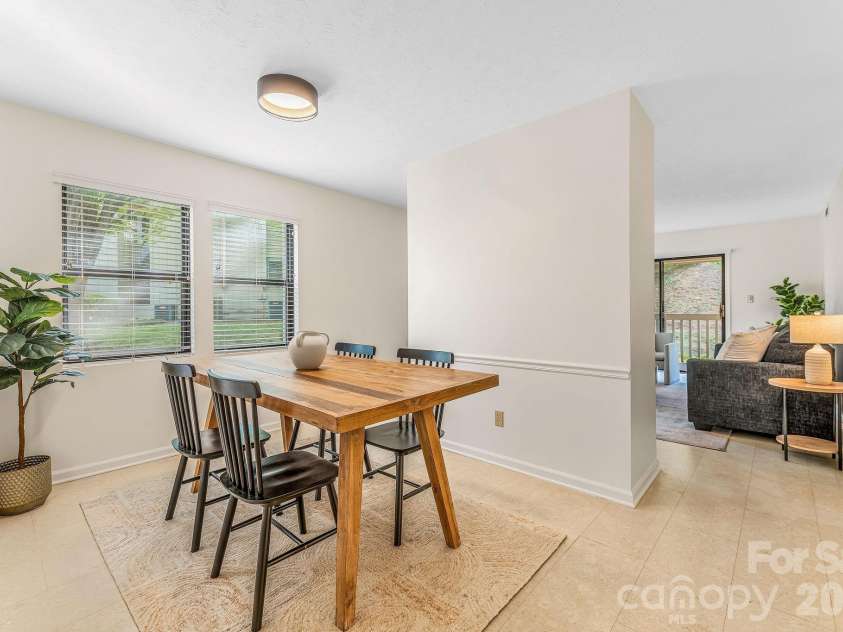 1801 Abbey Circle, Asheville, NC 28805.  MLS# CAR4347579, YatesRealty ID 21462. Dining room