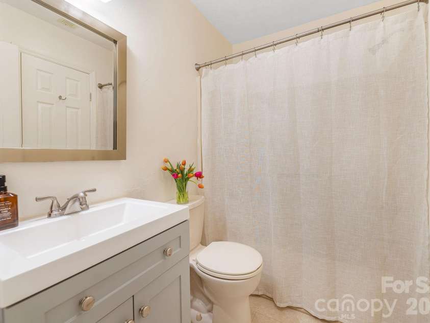 1801 Abbey Circle, Asheville, NC 28805.  MLS# CAR4347579, YatesRealty ID 21462. Guest Bath