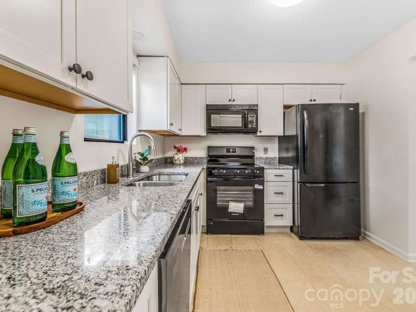 1801 Abbey Circle, Asheville, NC 28805.  MLS# CAR4347579, YatesRealty ID 21462. Kitchen