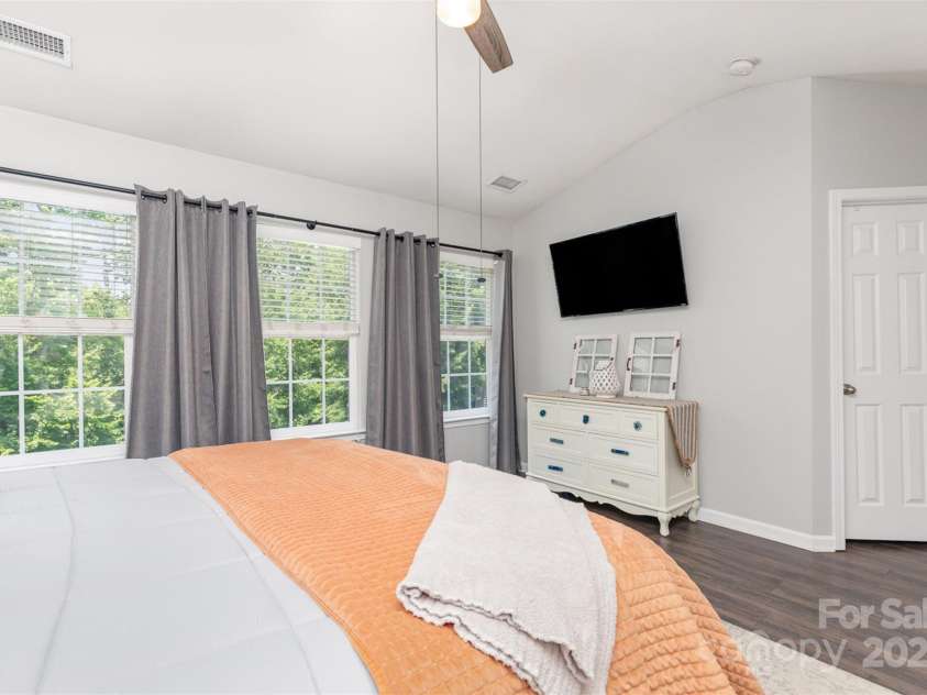 2945 Duvalla Avenue, Charlotte, NC 28209.  MLS# CAR4267594, YatesRealty ID 21465. 
