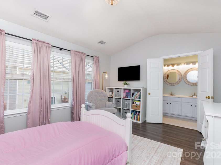 2945 Duvalla Avenue, Charlotte, NC 28209.  MLS# CAR4267594, YatesRealty ID 21465. 