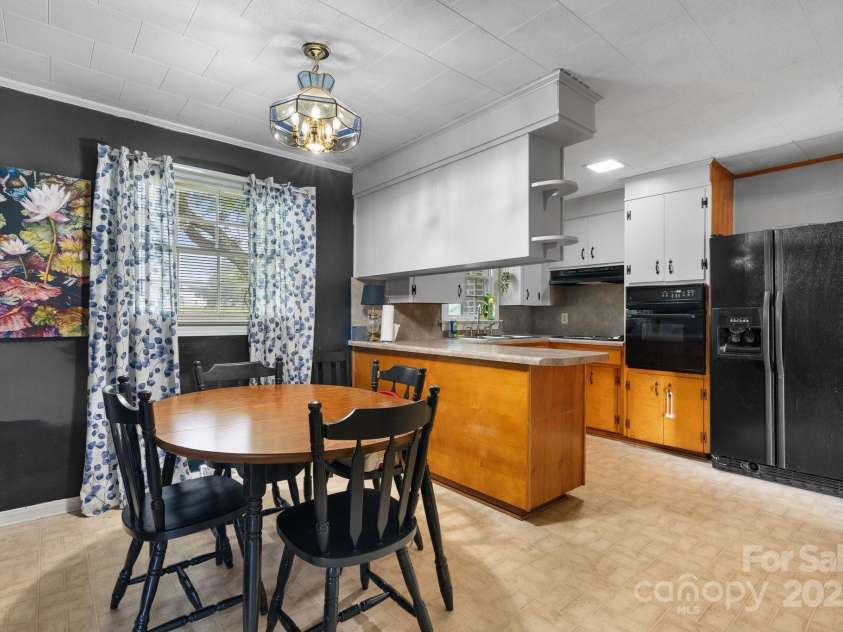 5083 Fleetwood Drive, Hickory, NC 28602.  MLS# CAR4273169, YatesRealty ID 21470. 