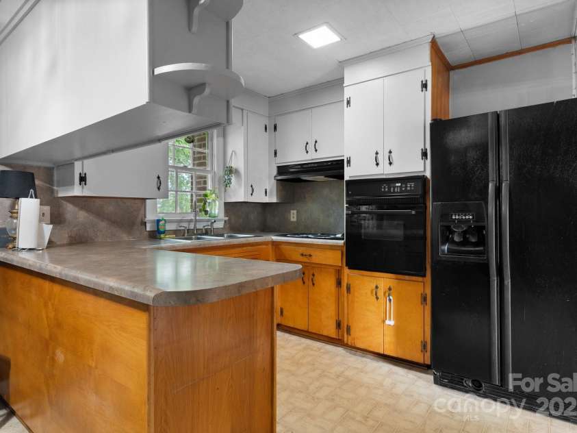 5083 Fleetwood Drive, Hickory, NC 28602.  MLS# CAR4273169, YatesRealty ID 21470. 