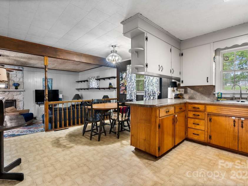 5083 Fleetwood Drive, Hickory, NC 28602.  MLS# CAR4273169, YatesRealty ID 21470. 