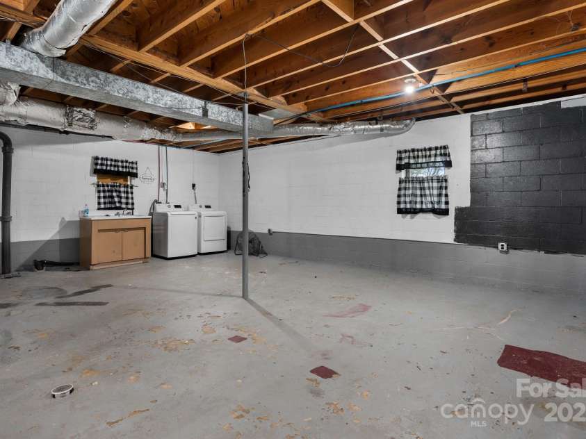 5083 Fleetwood Drive, Hickory, NC 28602.  MLS# CAR4273169, YatesRealty ID 21470. 