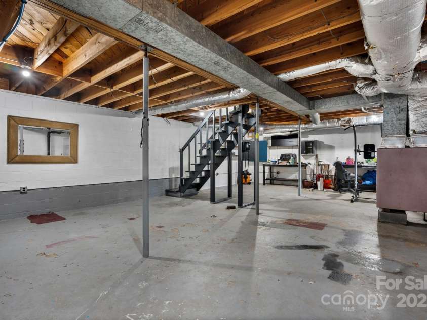 5083 Fleetwood Drive, Hickory, NC 28602.  MLS# CAR4273169, YatesRealty ID 21470. 