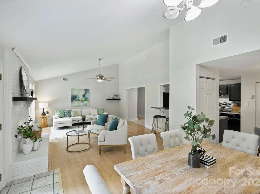 11539 Five Cedars Road, Charlotte, NC 28226.  MLS# CAR4271539, YatesRealty ID 21472. 