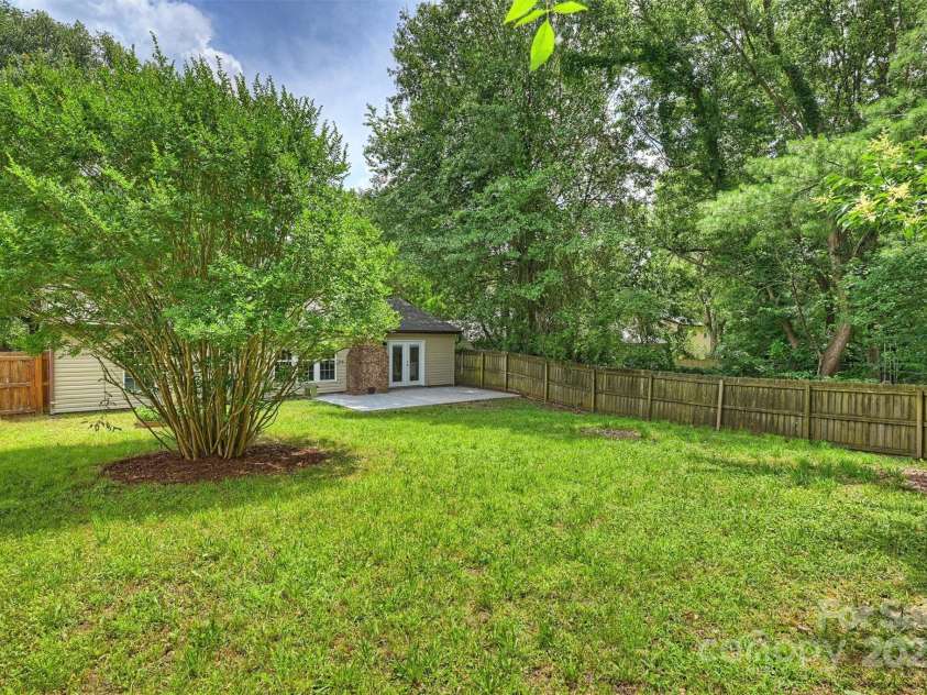 11539 Five Cedars Road, Charlotte, NC 28226.  MLS# CAR4271539, YatesRealty ID 21472. Backyard