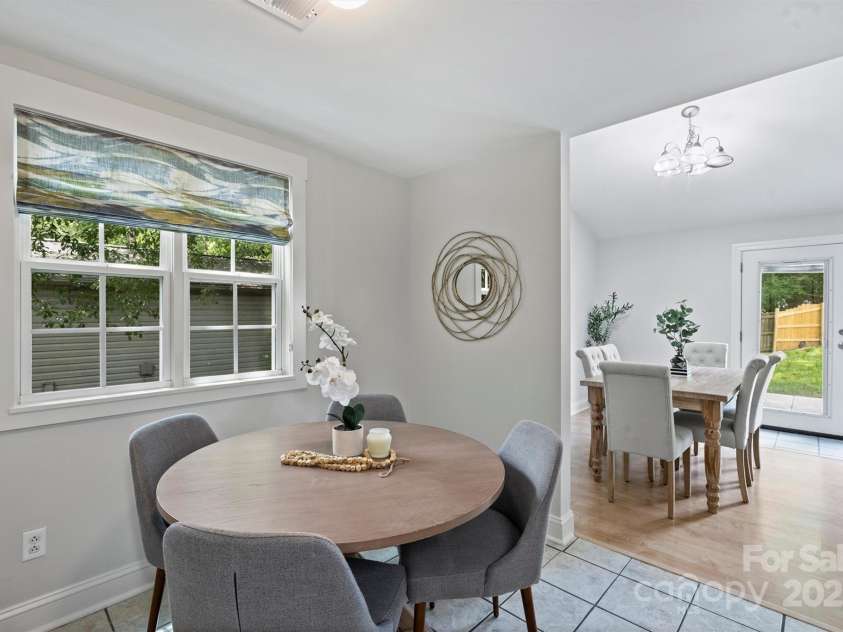 11539 Five Cedars Road, Charlotte, NC 28226.  MLS# CAR4271539, YatesRealty ID 21472. Eat-in kitchen