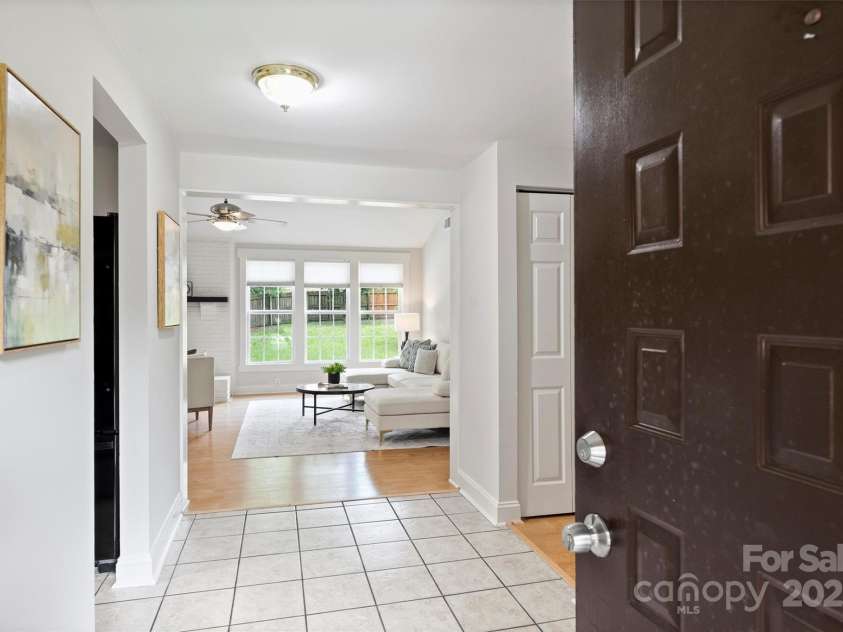 11539 Five Cedars Road, Charlotte, NC 28226.  MLS# CAR4271539, YatesRealty ID 21472. Foyer