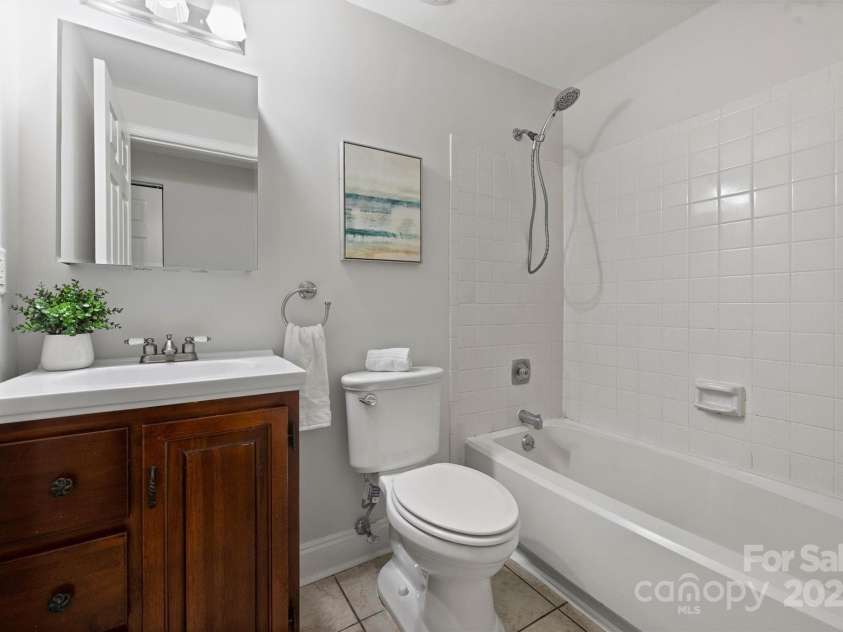 11539 Five Cedars Road, Charlotte, NC 28226.  MLS# CAR4271539, YatesRealty ID 21472. Full Bathroom