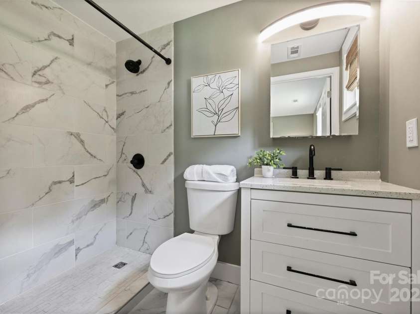 11539 Five Cedars Road, Charlotte, NC 28226.  MLS# CAR4271539, YatesRealty ID 21472. Primary bath