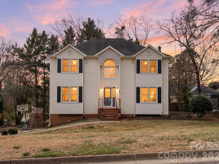22 31st Avenue Court, Hickory, NC 28601.  MLS# CAR4351108, YatesRealty ID 21474. 
