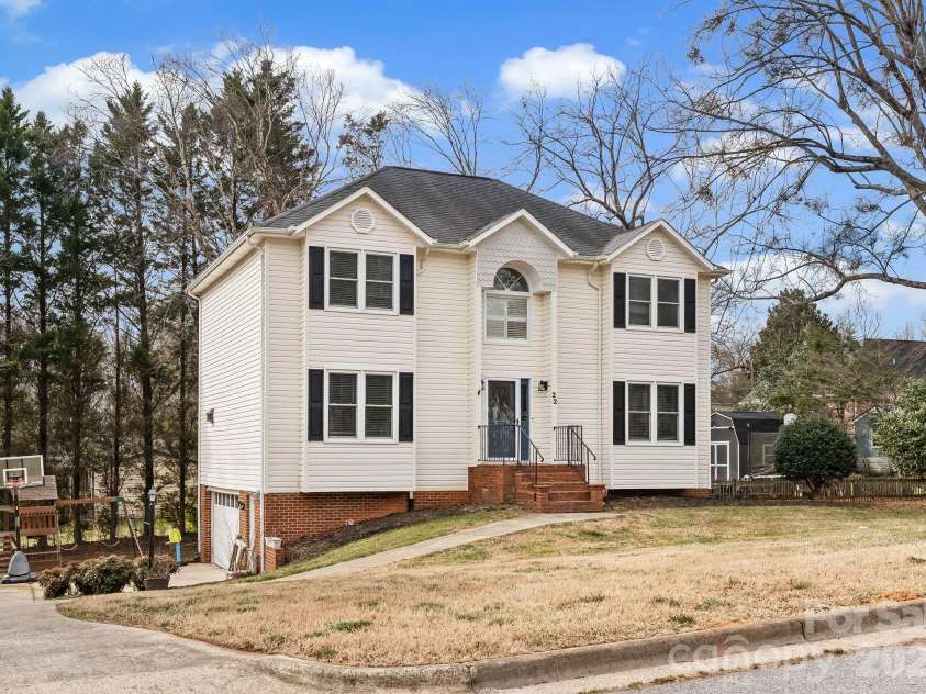 22 31st Avenue Court, Hickory, NC 28601.  MLS# CAR4351108, YatesRealty ID 21474. 