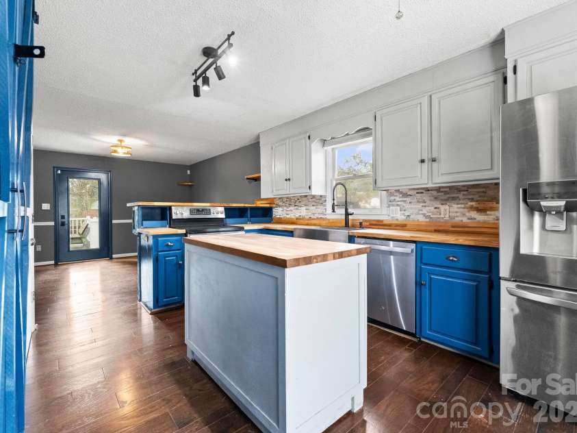 22 31st Avenue Court, Hickory, NC 28601.  MLS# CAR4351108, YatesRealty ID 21474. 