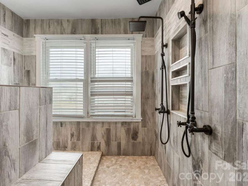 22 31st Avenue Court, Hickory, NC 28601.  MLS# CAR4351108, YatesRealty ID 21474. 