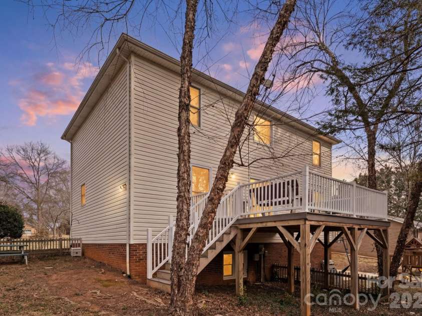 22 31st Avenue Court, Hickory, NC 28601.  MLS# CAR4351108, YatesRealty ID 21474. 