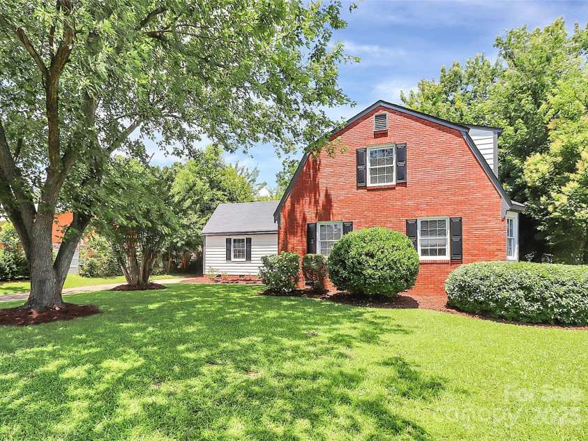 3909 Woodbriar Trail, Charlotte, NC 28205.  MLS# CAR4273378, YatesRealty ID 21478. 