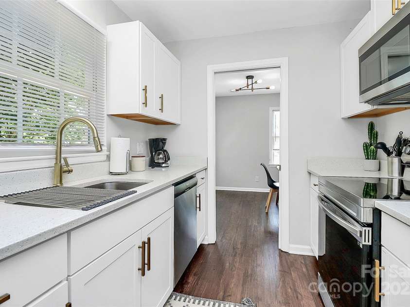 3909 Woodbriar Trail, Charlotte, NC 28205.  MLS# CAR4273378, YatesRealty ID 21478. 