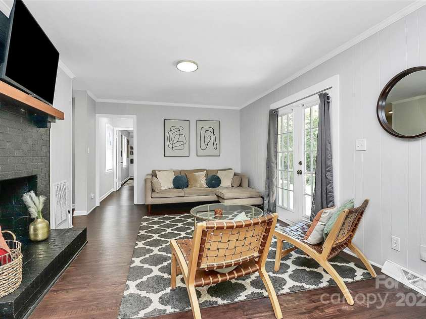 3909 Woodbriar Trail, Charlotte, NC 28205.  MLS# CAR4273378, YatesRealty ID 21478. Living