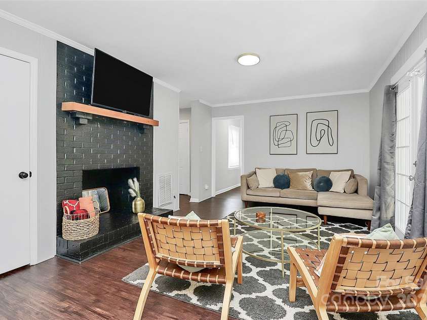 3909 Woodbriar Trail, Charlotte, NC 28205.  MLS# CAR4273378, YatesRealty ID 21478. Living