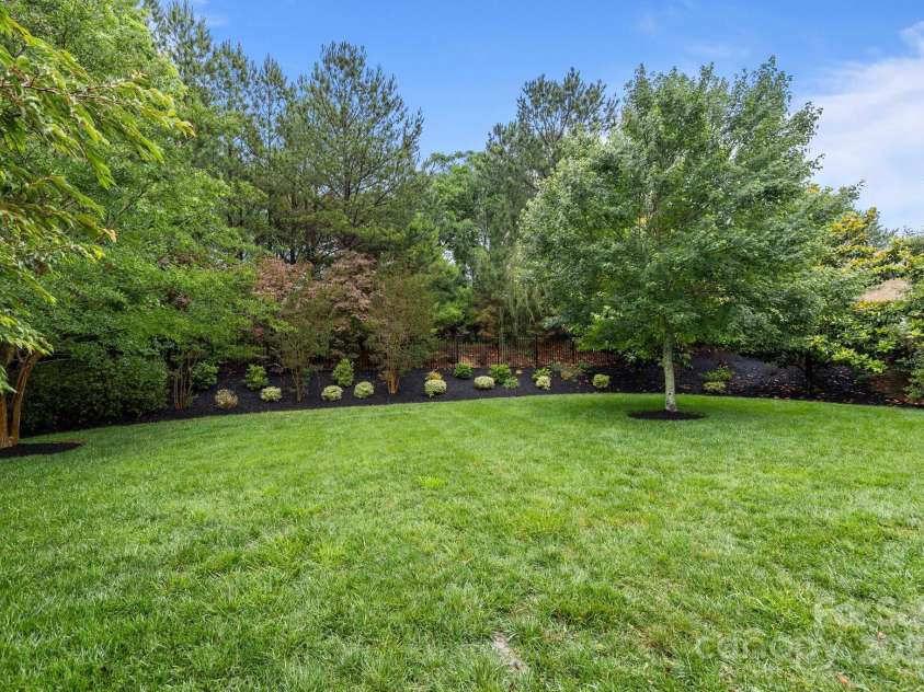 3206 Lakehurst Crossing, Matthews, NC 28104.  MLS# CAR4259492, YatesRealty ID 21479. Beautifully Landscaped Private Yard