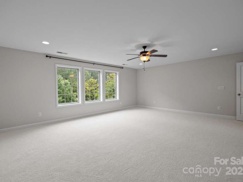3206 Lakehurst Crossing, Matthews, NC 28104.  MLS# CAR4259492, YatesRealty ID 21479. Huge Bonus Room