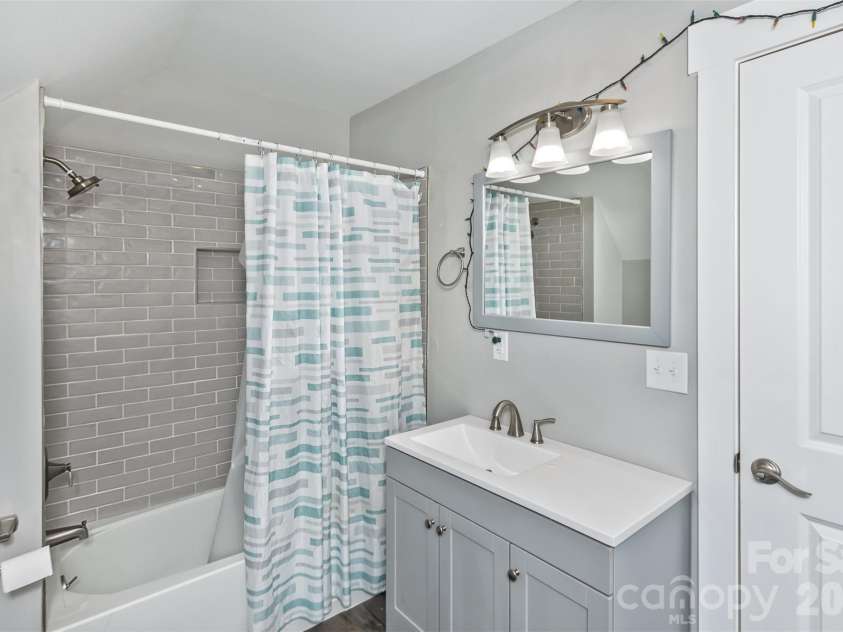 46 Carden Drive, Weaverville, NC 28787.  MLS# CAR4357396, YatesRealty ID 21479. Upstairs Bathroom