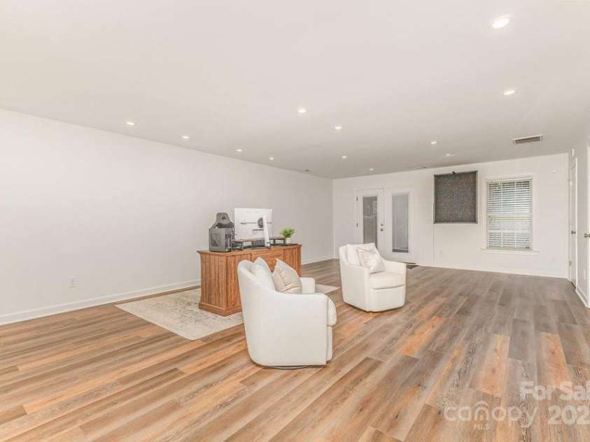 205 Rosedale Lane, Matthews, NC 28105.  MLS# CAR4272430, YatesRealty ID 21480. 