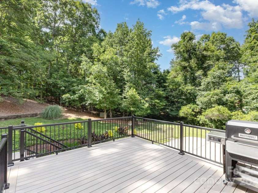 205 Rosedale Lane, Matthews, NC 28105.  MLS# CAR4272430, YatesRealty ID 21480. 
