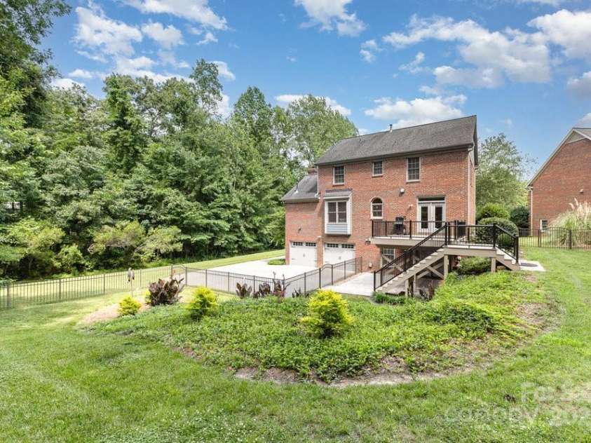 205 Rosedale Lane, Matthews, NC 28105.  MLS# CAR4272430, YatesRealty ID 21480. 