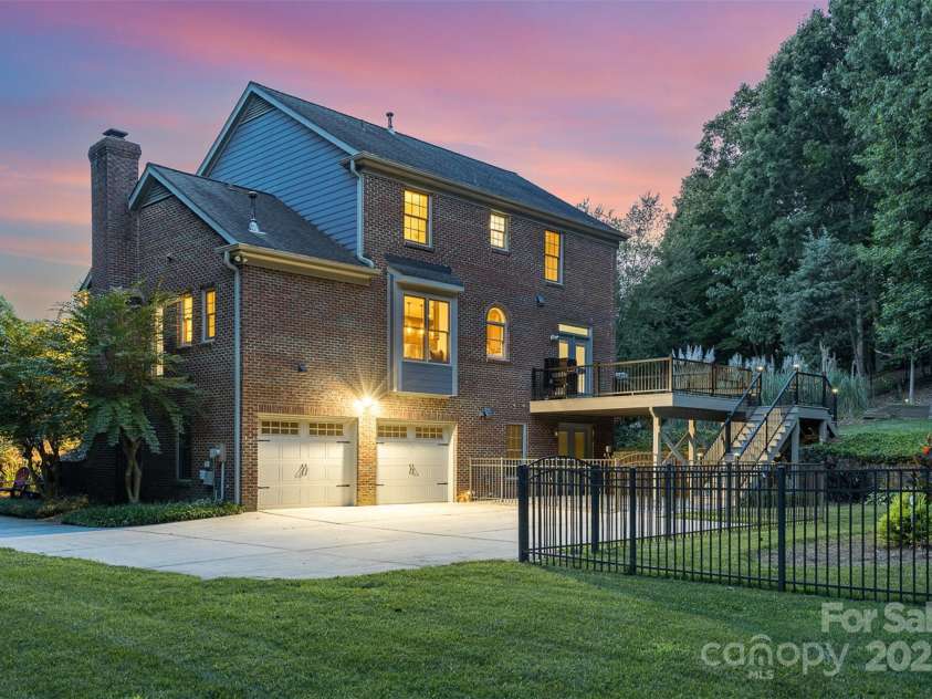 205 Rosedale Lane, Matthews, NC 28105.  MLS# CAR4272430, YatesRealty ID 21480. 