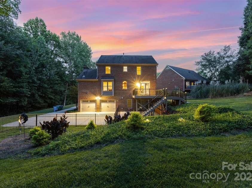 205 Rosedale Lane, Matthews, NC 28105.  MLS# CAR4272430, YatesRealty ID 21480. 