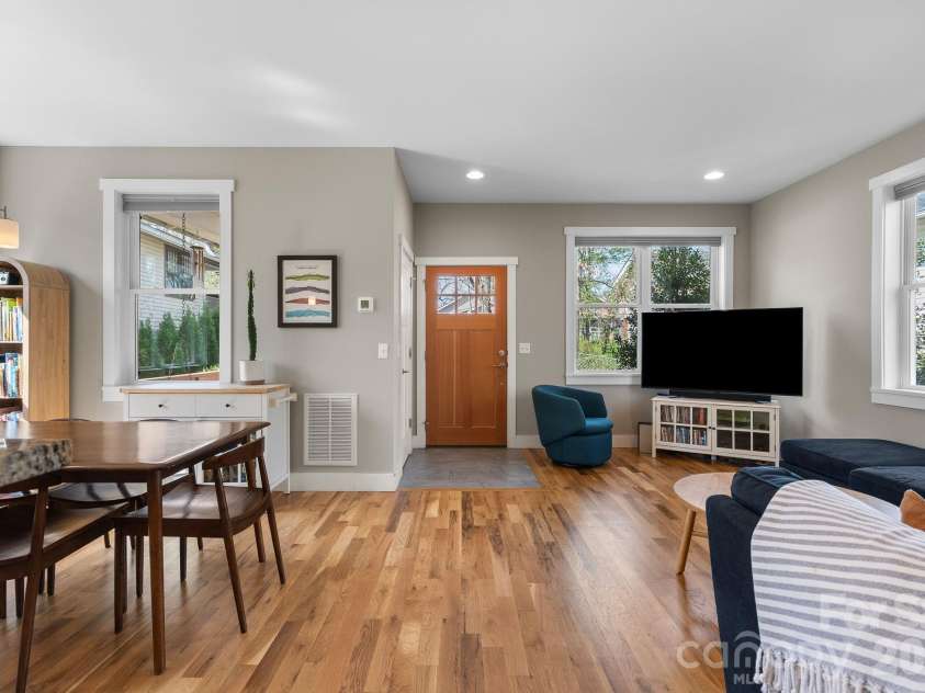 55 Vandalia Avenue, Asheville, NC 28806.  MLS# CAR4362677, YatesRealty ID 21480. Open, bright living area