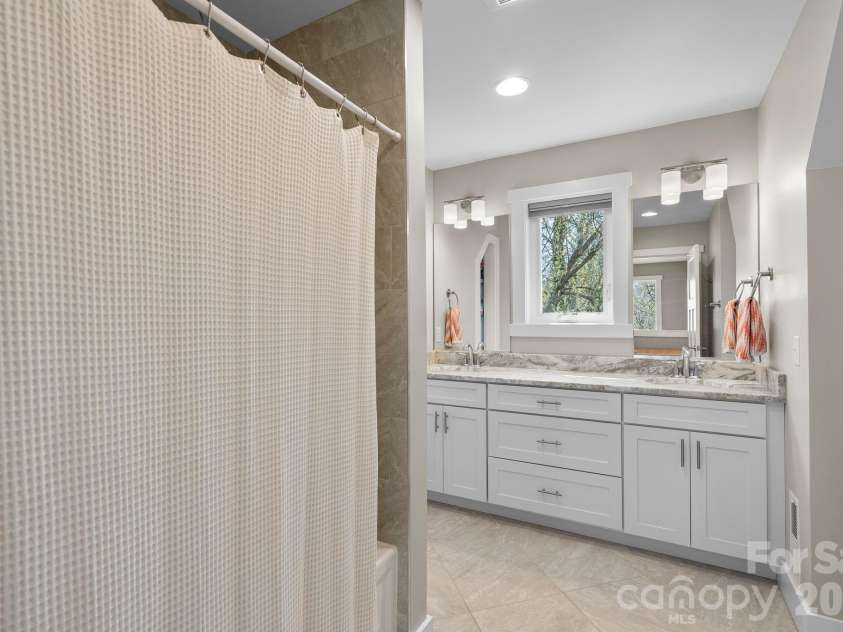 55 Vandalia Avenue, Asheville, NC 28806.  MLS# CAR4362677, YatesRealty ID 21480. Oversized upstairs bath