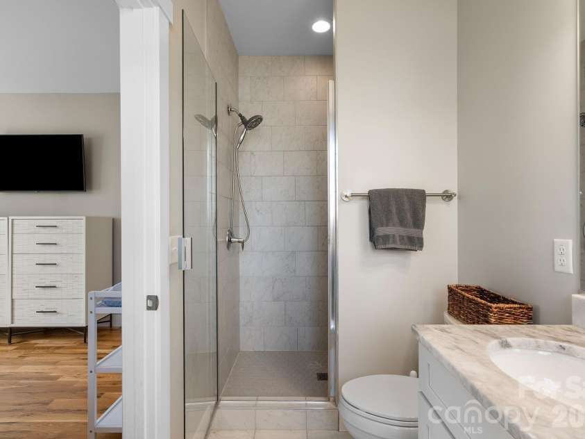 55 Vandalia Avenue, Asheville, NC 28806.  MLS# CAR4362677, YatesRealty ID 21480. Primary bath #2