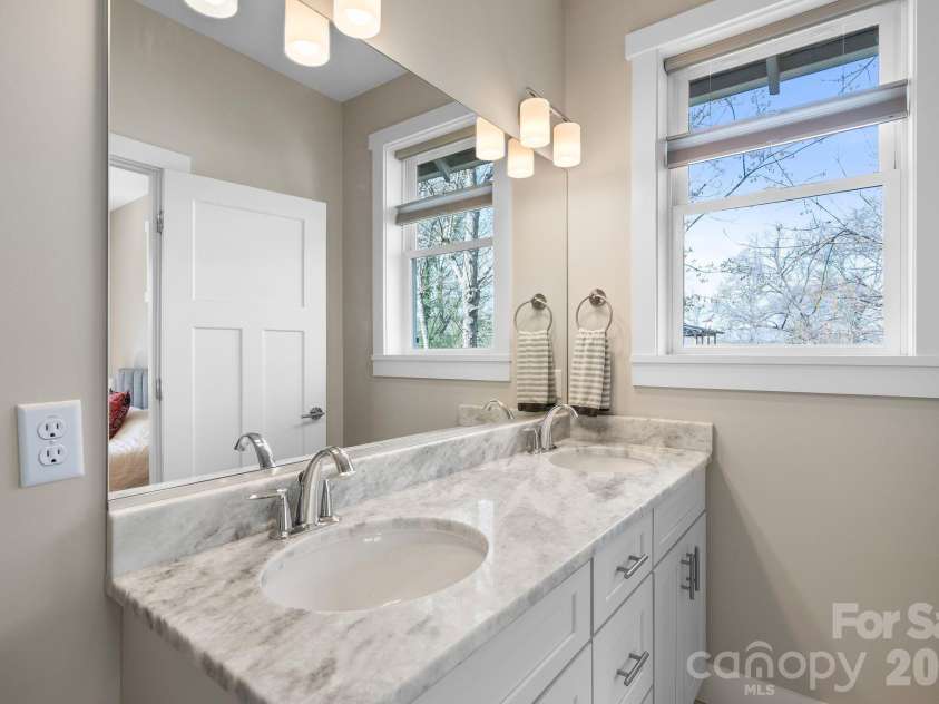 55 Vandalia Avenue, Asheville, NC 28806.  MLS# CAR4362677, YatesRealty ID 21480. Primary bath