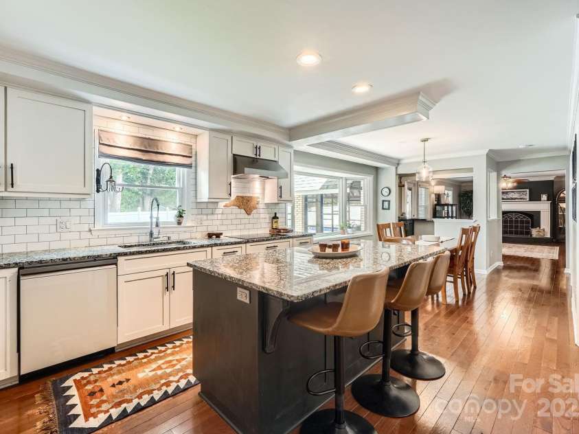 1175 18th Avenue, Hickory, NC 28601.  MLS# CAR4267840, YatesRealty ID 21483. New Dishwasher and large breakfast bar.