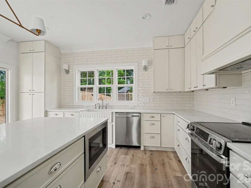 7933 Large Oak Lane, Mint Hill, NC 28227.  MLS# CAR4375275, YatesRealty ID 21485. 
