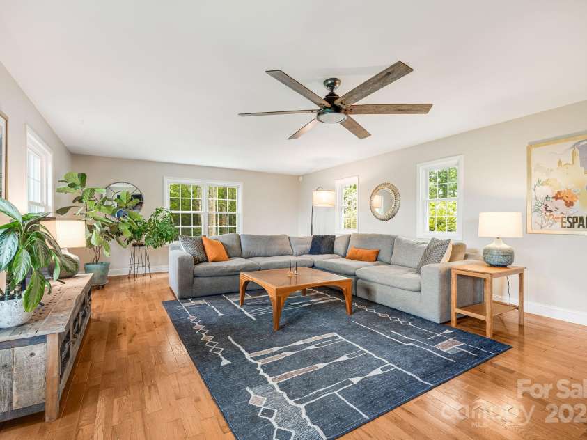90 Reed Road, Asheville, NC 28805.  MLS# CAR4271385, YatesRealty ID 21485. Beautiful Natural Light * Hardwood Floors