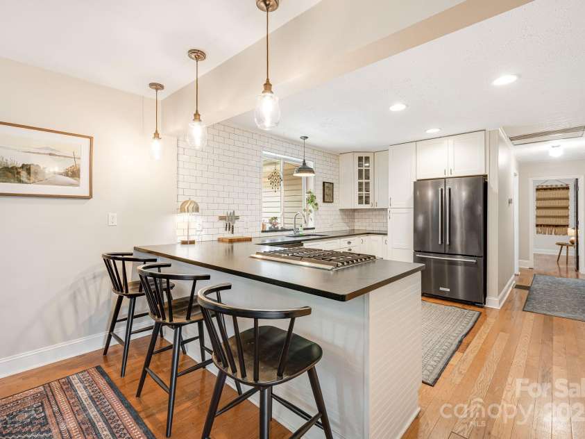 90 Reed Road, Asheville, NC 28805.  MLS# CAR4271385, YatesRealty ID 21485. Well Appointed Eat-in Kitchen