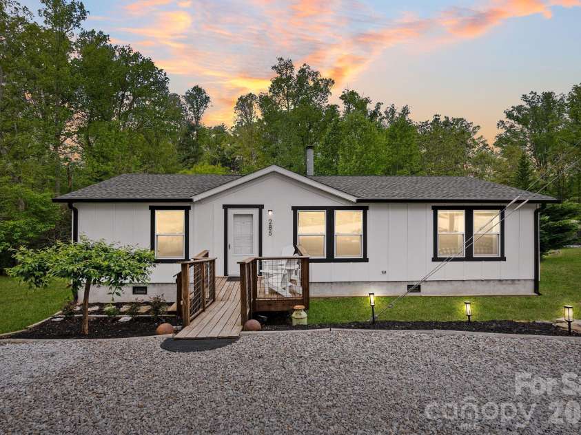 285 Dove Haven Lane, Hendersonville, NC 28791.  MLS# CAR4375891, YatesRealty ID 21486. 