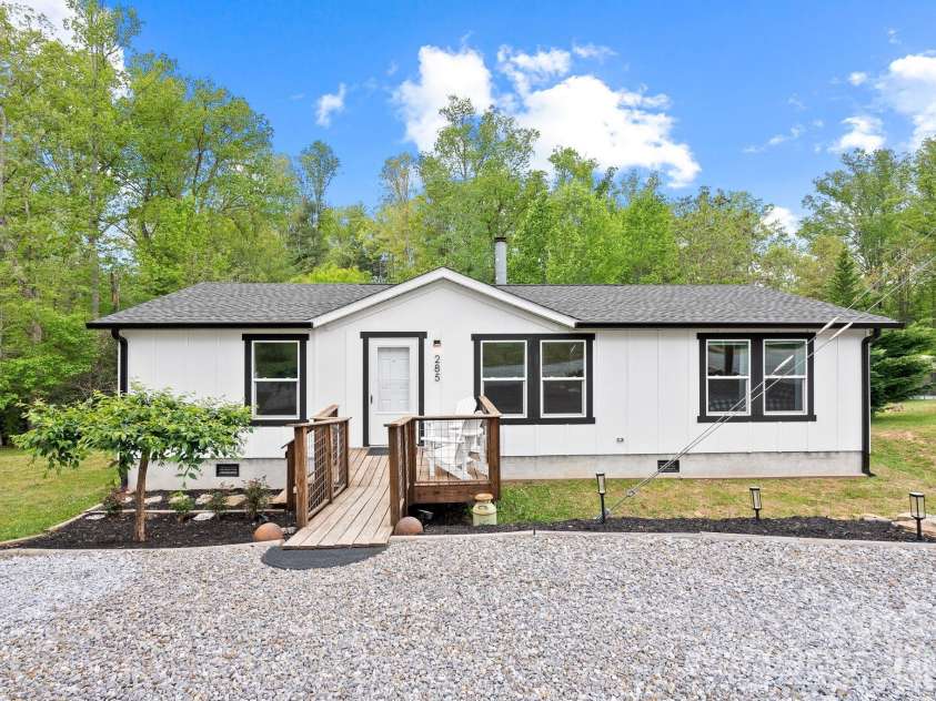 285 Dove Haven Lane, Hendersonville, NC 28791.  MLS# CAR4375891, YatesRealty ID 21486. 